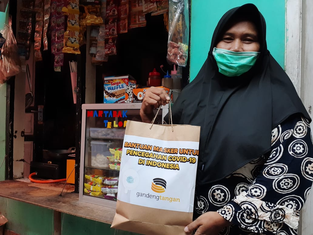 Berdayakan UMKM, GandengTangan Salurkan Seribu Masker Kain dan APD